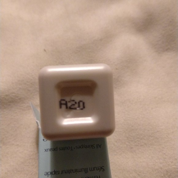 Estee Lauder Sample - Picture 3 of 6